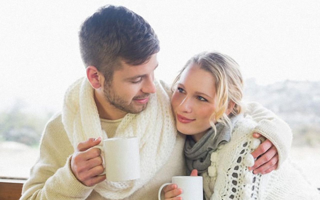 Зимняя фотосессия пары с кофе